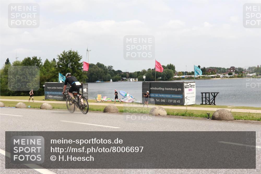 21.06.2025 - 27. Vierlanden-Triathlon H.Heesch http://msf.ph/oto/8006697 15.06.2025 12:06:52 Radfahren 825, 852, 959 meine-sportfotos.de