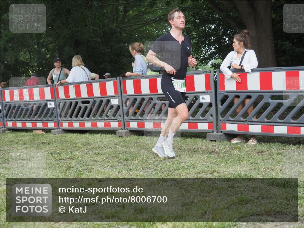 21.06.2025 - 27. Vierlanden-Triathlon KatJ http://msf.ph/oto/8006700 15.06.2025 13:00:04 Ziel 661 meine-sportfotos.de
