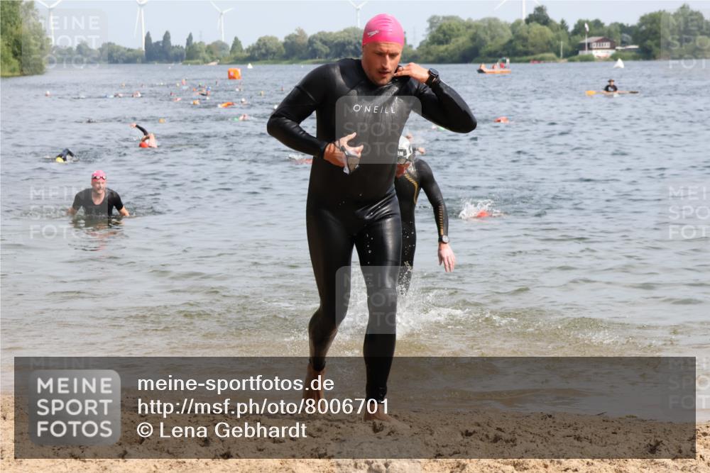 15.06.2025 - 27. Vierlanden-Triathlon Lena Gebhardt http://msf.ph/oto/8006701 15.06.2025 10:04:37 Schwimmen 390, 404, 452 meine-sportfotos.de