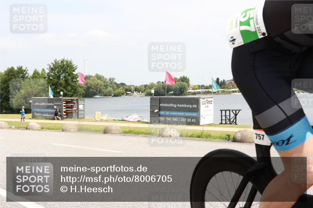 21.06.2025 - 27. Vierlanden-Triathlon H.Heesch http://msf.ph/oto/8006705 15.06.2025 11:59:46 Radfahren 757, 811, 921 meine-sportfotos.de