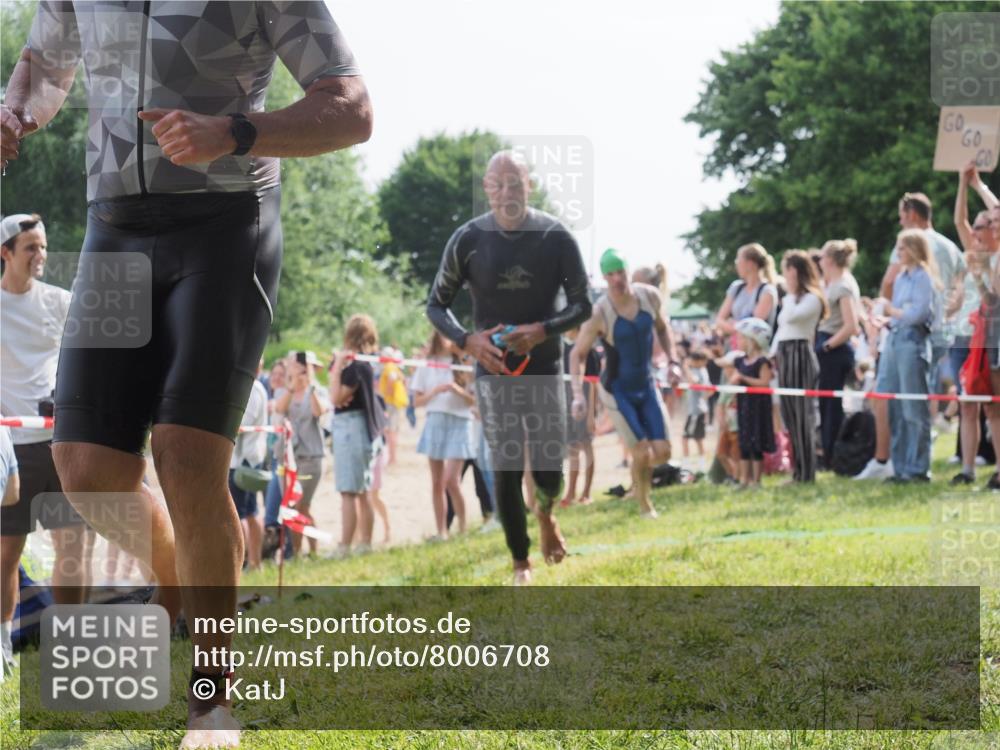 15.06.2025 - 27. Vierlanden-Triathlon KatJ http://msf.ph/oto/8006708 15.06.2025 10:05:42 Schwimmen 366, 378, 392, 401, 413, 450 meine-sportfotos.de