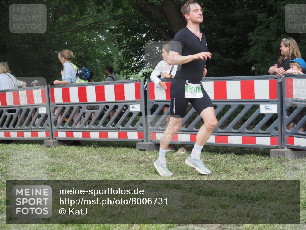 21.06.2025 - 27. Vierlanden-Triathlon KatJ http://msf.ph/oto/8006731 15.06.2025 13:00:05 Ziel 661 meine-sportfotos.de