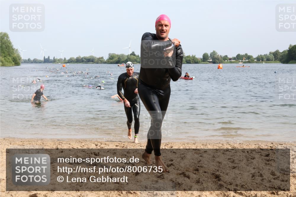 15.06.2025 - 27. Vierlanden-Triathlon Lena Gebhardt http://msf.ph/oto/8006735 15.06.2025 10:04:39 Schwimmen 390, 404, 452 meine-sportfotos.de