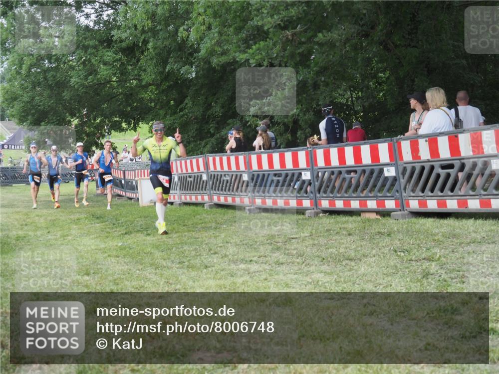 21.06.2025 - 27. Vierlanden-Triathlon KatJ http://msf.ph/oto/8006748 15.06.2025 13:00:27 Ziel 94, 1044, 1046, 1047, 1048 meine-sportfotos.de