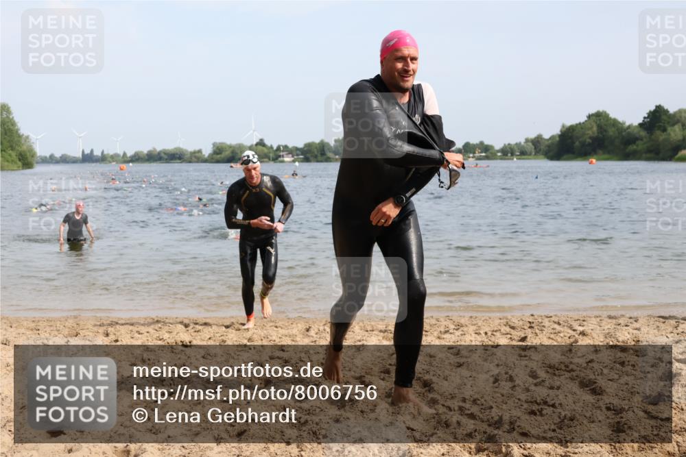 15.06.2025 - 27. Vierlanden-Triathlon Lena Gebhardt http://msf.ph/oto/8006756 15.06.2025 10:04:39 Schwimmen 390, 404, 452 meine-sportfotos.de