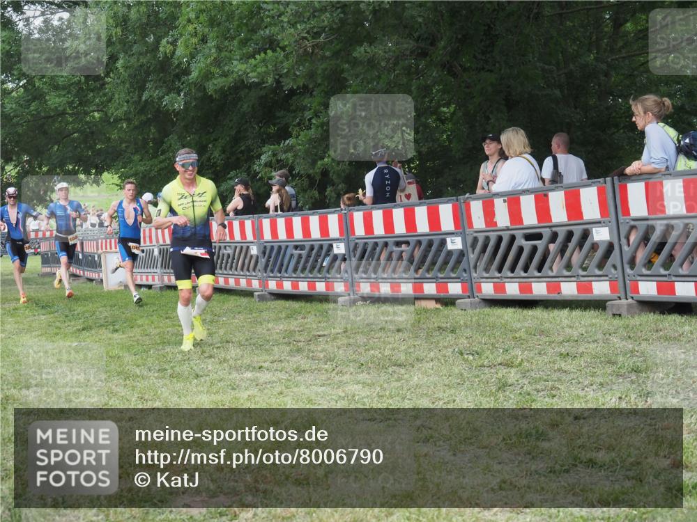 21.06.2025 - 27. Vierlanden-Triathlon KatJ http://msf.ph/oto/8006790 15.06.2025 13:00:28 Ziel 94, 1044, 1046, 1047, 1048 meine-sportfotos.de