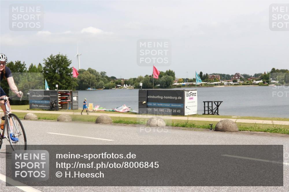 21.06.2025 - 27. Vierlanden-Triathlon H.Heesch http://msf.ph/oto/8006845 15.06.2025 11:59:50 Radfahren 757, 811, 919 meine-sportfotos.de