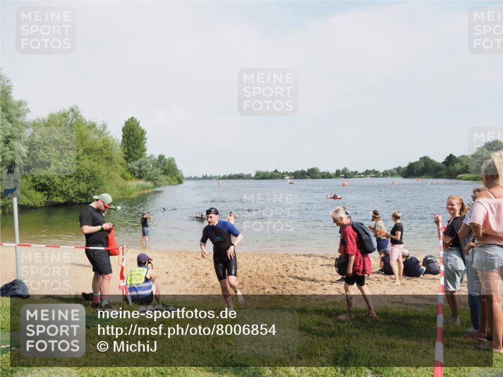 21.06.2025 - 27. Vierlanden-Triathlon MichiJ http://msf.ph/oto/8006854 15.06.2026 10:07:42 Schwimmen 371, 379, 468 meine-sportfotos.de