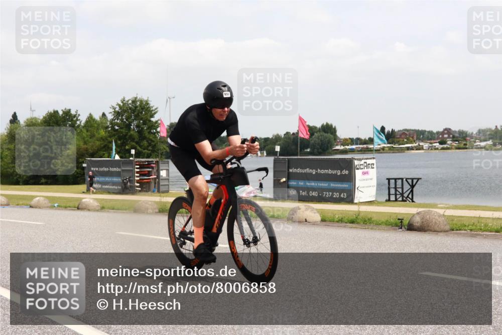 21.06.2025 - 27. Vierlanden-Triathlon H.Heesch http://msf.ph/oto/8006858 15.06.2025 12:06:56 Radfahren 718, 825, 879, 950, 959 meine-sportfotos.de