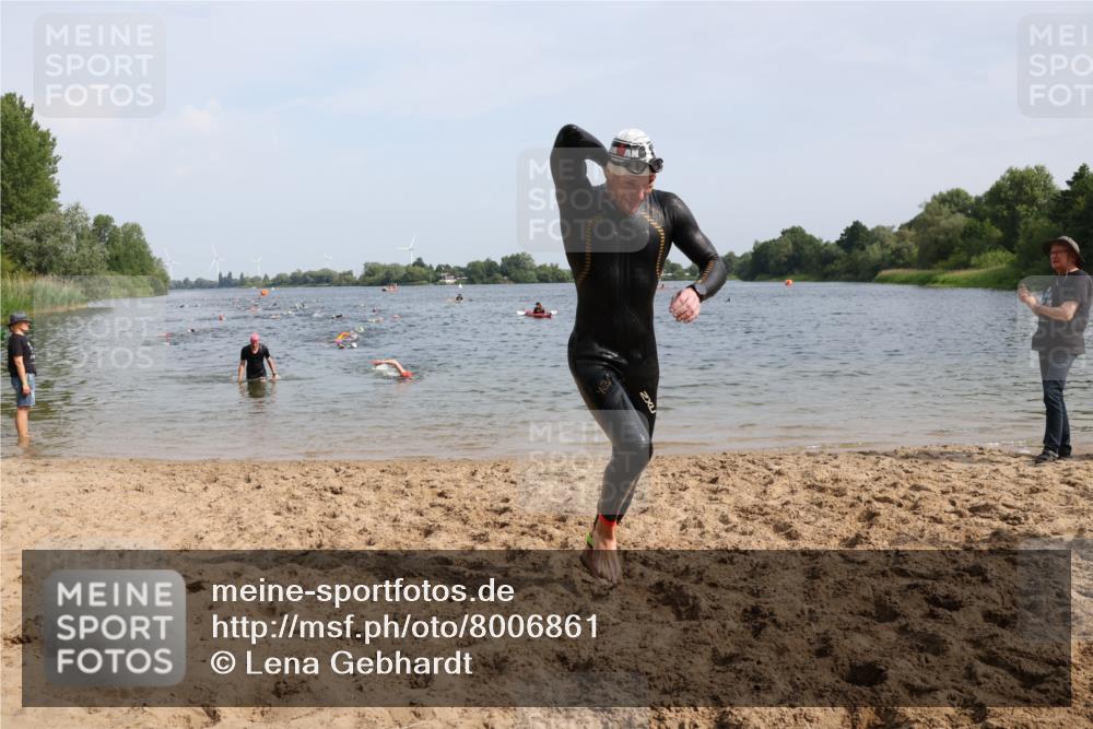 15.06.2025 - 27. Vierlanden-Triathlon Lena Gebhardt http://msf.ph/oto/8006861 15.06.2025 10:04:41 Schwimmen 389, 390, 404, 452 meine-sportfotos.de