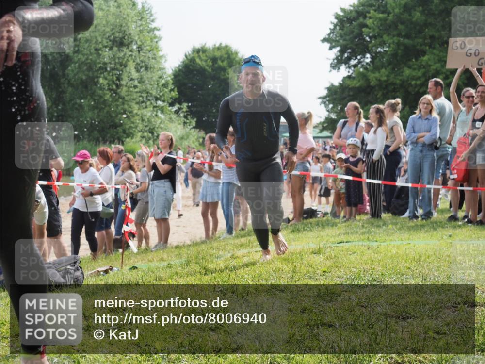 15.06.2025 - 27. Vierlanden-Triathlon KatJ http://msf.ph/oto/8006940 15.06.2025 10:05:52 Schwimmen 392, 401, 435, 442, 450, 458 meine-sportfotos.de
