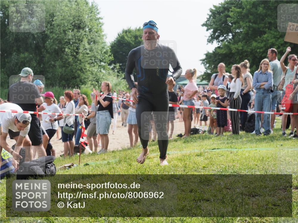 15.06.2025 - 27. Vierlanden-Triathlon KatJ http://msf.ph/oto/8006962 15.06.2025 10:05:52 Schwimmen 392, 401, 435, 442, 450, 458 meine-sportfotos.de