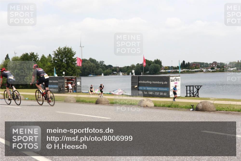 21.06.2025 - 27. Vierlanden-Triathlon H.Heesch http://msf.ph/oto/8006999 15.06.2025 12:07:27 Radfahren 228, 662, 869, 909, 1000, 1001, 1002, 1003 meine-sportfotos.de