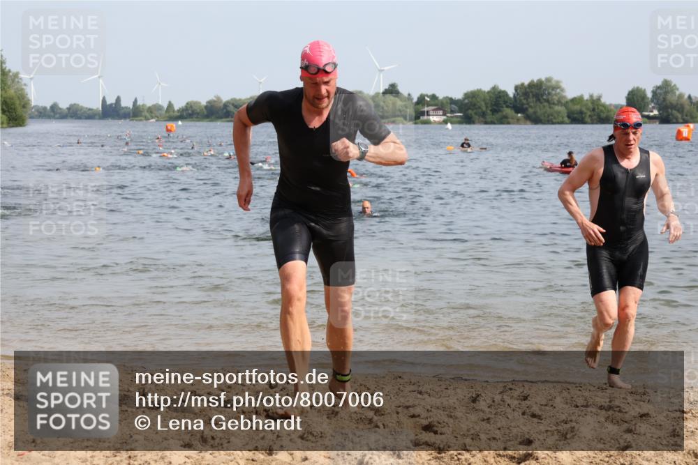 15.06.2025 - 27. Vierlanden-Triathlon Lena Gebhardt http://msf.ph/oto/8007006 15.06.2025 10:04:50 Schwimmen 389, 390, 400, 452 meine-sportfotos.de