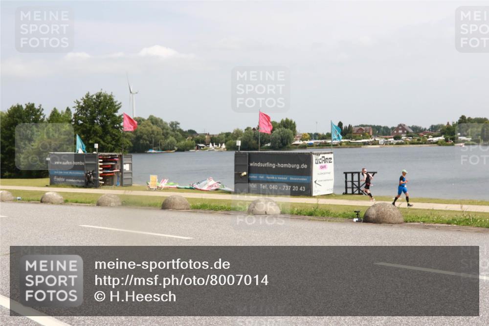 21.06.2025 - 27. Vierlanden-Triathlon H.Heesch http://msf.ph/oto/8007014 15.06.2025 11:59:56 Radfahren 891, 919 meine-sportfotos.de
