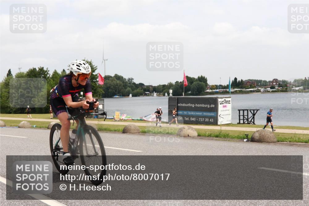 21.06.2025 - 27. Vierlanden-Triathlon H.Heesch http://msf.ph/oto/8007017 15.06.2025 12:07:29 Radfahren 228, 662, 732, 909, 1000, 1001, 1002, 1003 meine-sportfotos.de