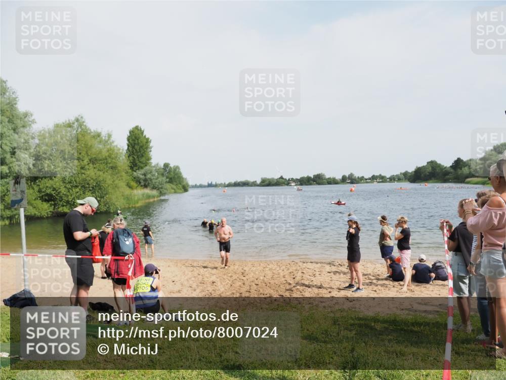 21.06.2025 - 27. Vierlanden-Triathlon MichiJ http://msf.ph/oto/8007024 15.06.2026 10:07:48 Schwimmen 371, 395, 407 meine-sportfotos.de