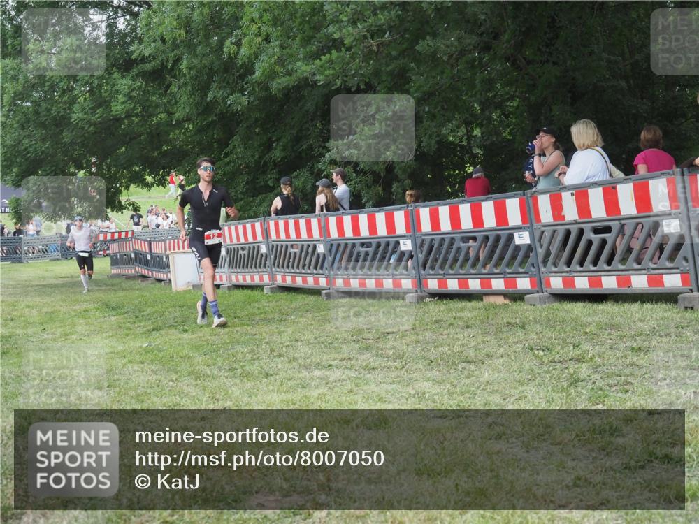 21.06.2025 - 27. Vierlanden-Triathlon KatJ http://msf.ph/oto/8007050 15.06.2025 13:00:38 Ziel 12, 639 meine-sportfotos.de