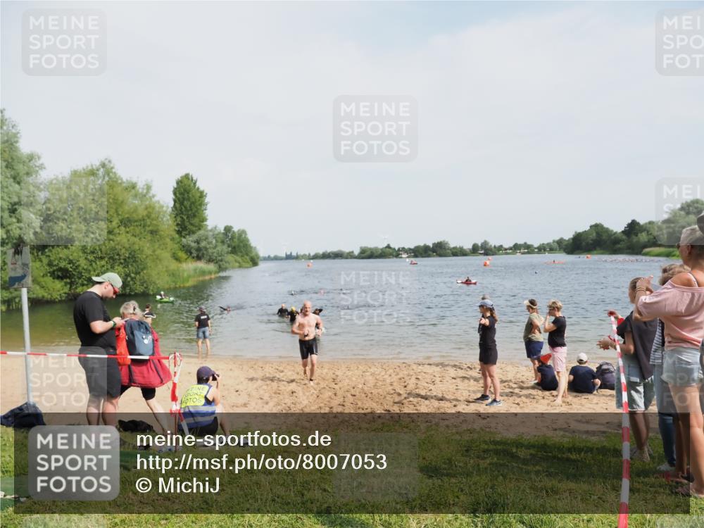 21.06.2025 - 27. Vierlanden-Triathlon MichiJ http://msf.ph/oto/8007053 15.06.2026 10:07:48 Schwimmen 371, 395, 407 meine-sportfotos.de