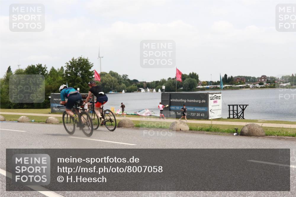 21.06.2025 - 27. Vierlanden-Triathlon H.Heesch http://msf.ph/oto/8007058 15.06.2025 12:07:52 Radfahren 881, 899, 967, 980 meine-sportfotos.de