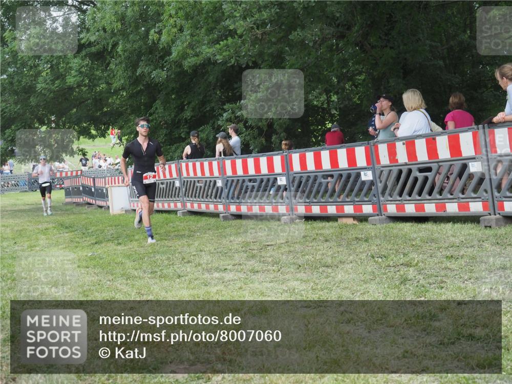 21.06.2025 - 27. Vierlanden-Triathlon KatJ http://msf.ph/oto/8007060 15.06.2025 13:00:38 Ziel 12, 639 meine-sportfotos.de