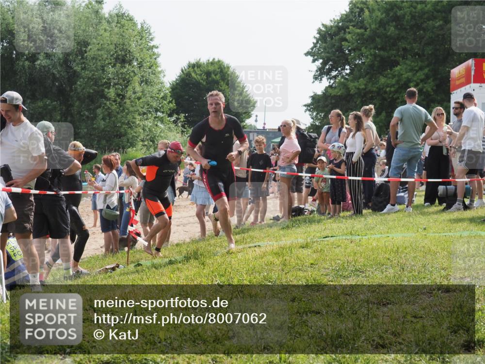 15.06.2025 - 27. Vierlanden-Triathlon KatJ http://msf.ph/oto/8007062 15.06.2025 10:05:59 Schwimmen 372, 410, 435, 442, 458 meine-sportfotos.de