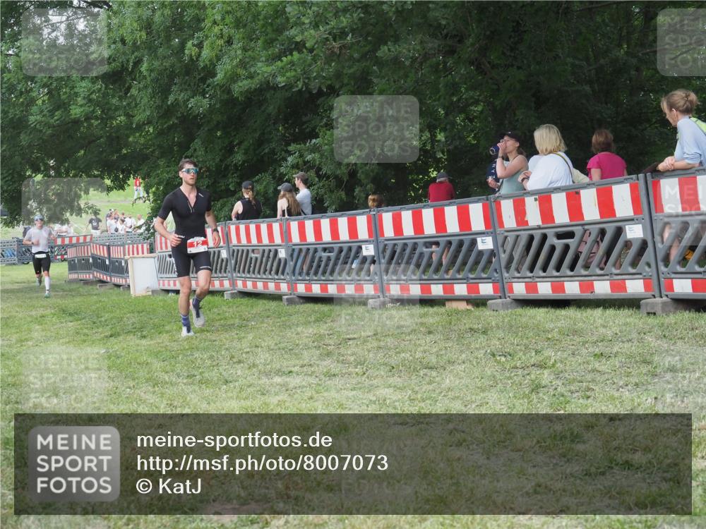 21.06.2025 - 27. Vierlanden-Triathlon KatJ http://msf.ph/oto/8007073 15.06.2025 13:00:38 Ziel 12, 639 meine-sportfotos.de