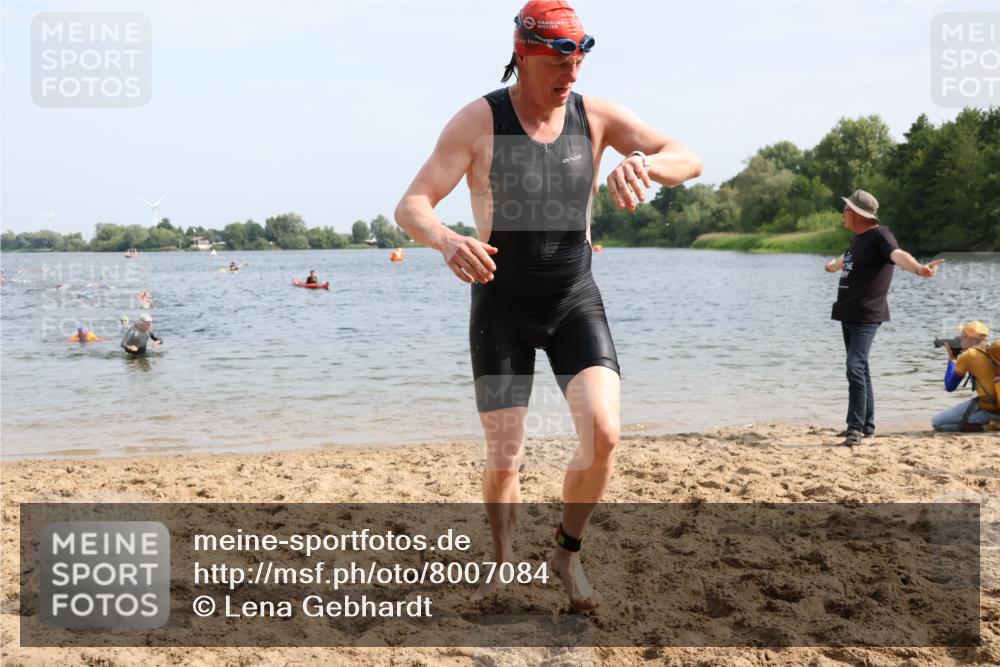 15.06.2025 - 27. Vierlanden-Triathlon Lena Gebhardt http://msf.ph/oto/8007084 15.06.2025 10:04:53 Schwimmen 389, 400 meine-sportfotos.de