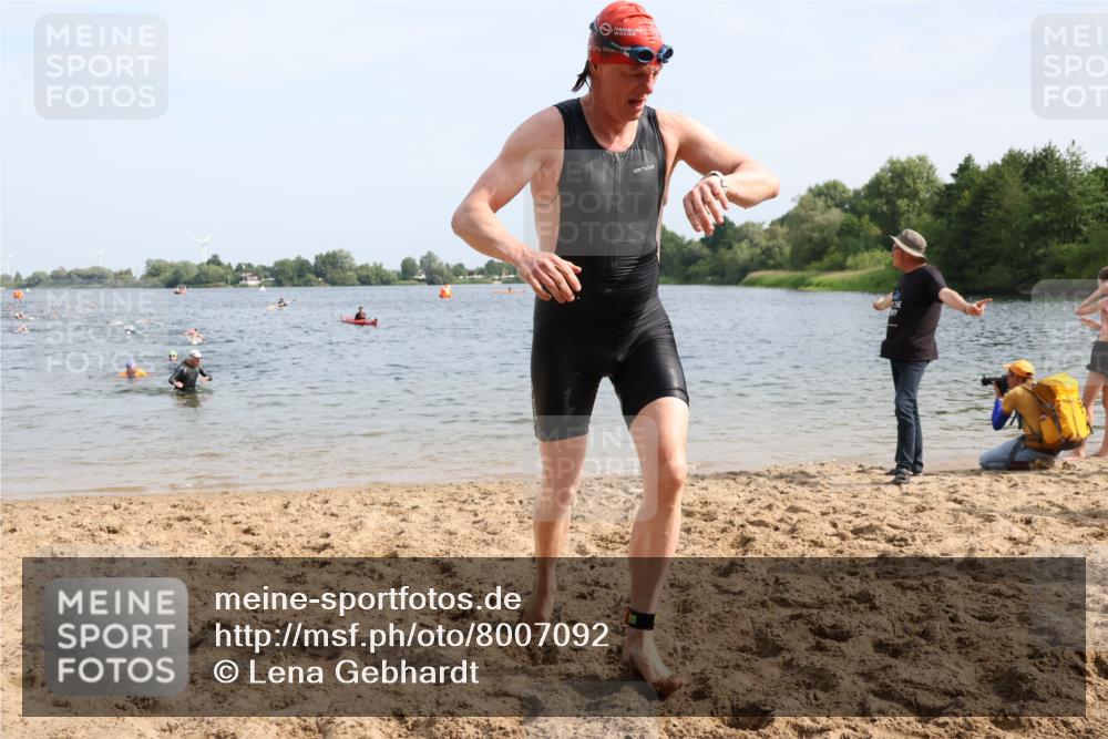 15.06.2025 - 27. Vierlanden-Triathlon Lena Gebhardt http://msf.ph/oto/8007092 15.06.2025 10:04:53 Schwimmen 389, 400 meine-sportfotos.de