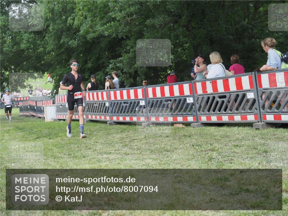 21.06.2025 - 27. Vierlanden-Triathlon KatJ http://msf.ph/oto/8007094 15.06.2025 13:00:38 Ziel 12, 639 meine-sportfotos.de