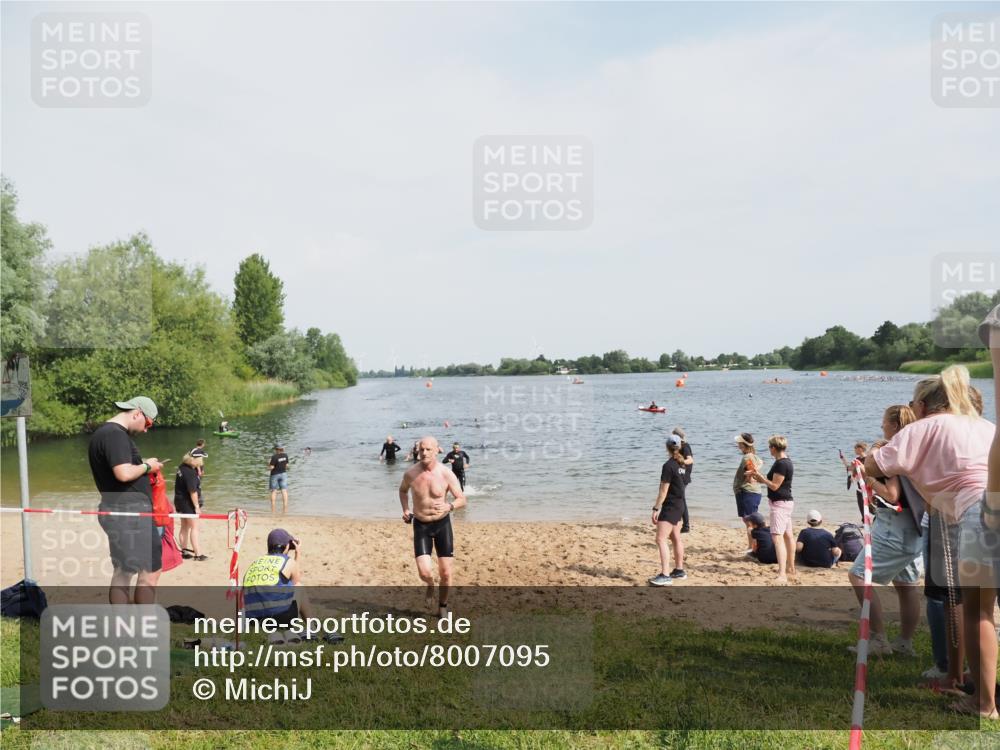 21.06.2025 - 27. Vierlanden-Triathlon MichiJ http://msf.ph/oto/8007095 15.06.2026 10:07:50 Schwimmen 371, 395, 407 meine-sportfotos.de