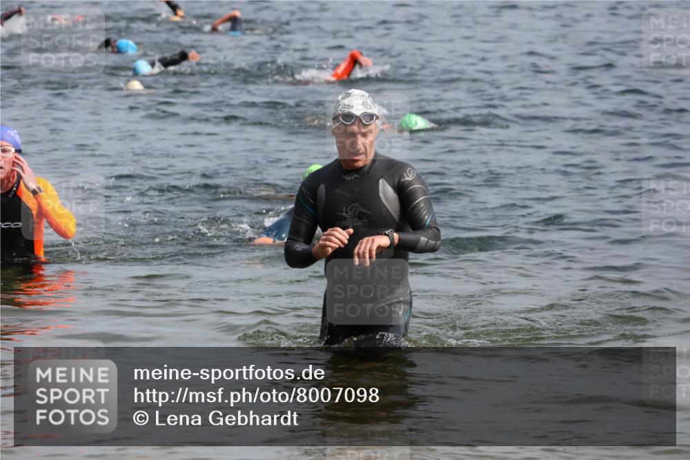 15.06.2025 - 27. Vierlanden-Triathlon Lena Gebhardt http://msf.ph/oto/8007098 15.06.2025 10:04:56 Schwimmen 389, 400, 412 meine-sportfotos.de