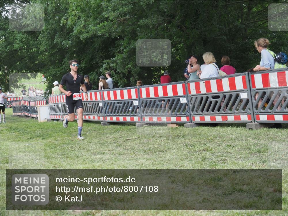 21.06.2025 - 27. Vierlanden-Triathlon KatJ http://msf.ph/oto/8007108 15.06.2025 13:00:38 Ziel 12, 639 meine-sportfotos.de