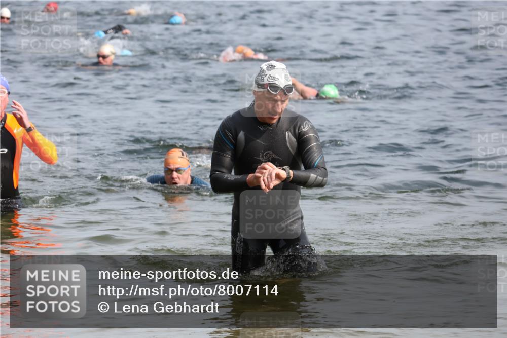 15.06.2025 - 27. Vierlanden-Triathlon Lena Gebhardt http://msf.ph/oto/8007114 15.06.2025 10:04:58 Schwimmen 389, 400, 412 meine-sportfotos.de