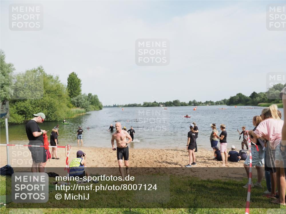 21.06.2025 - 27. Vierlanden-Triathlon MichiJ http://msf.ph/oto/8007124 15.06.2026 10:07:50 Schwimmen 371, 395, 407 meine-sportfotos.de