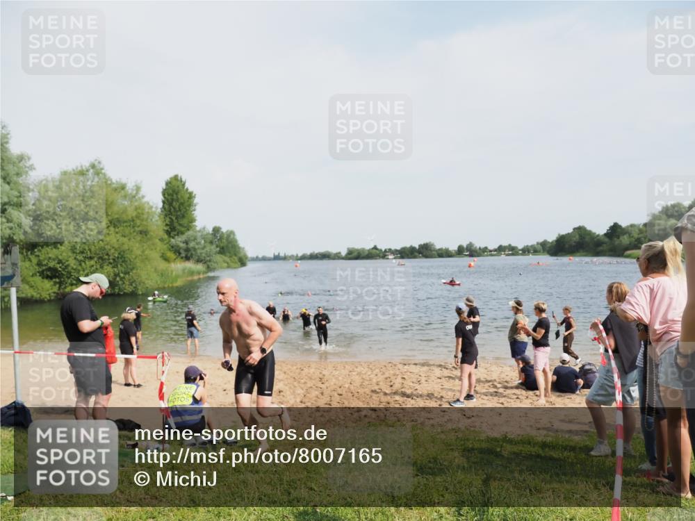 21.06.2025 - 27. Vierlanden-Triathlon MichiJ http://msf.ph/oto/8007165 15.06.2026 10:07:51 Schwimmen 371, 395, 407 meine-sportfotos.de