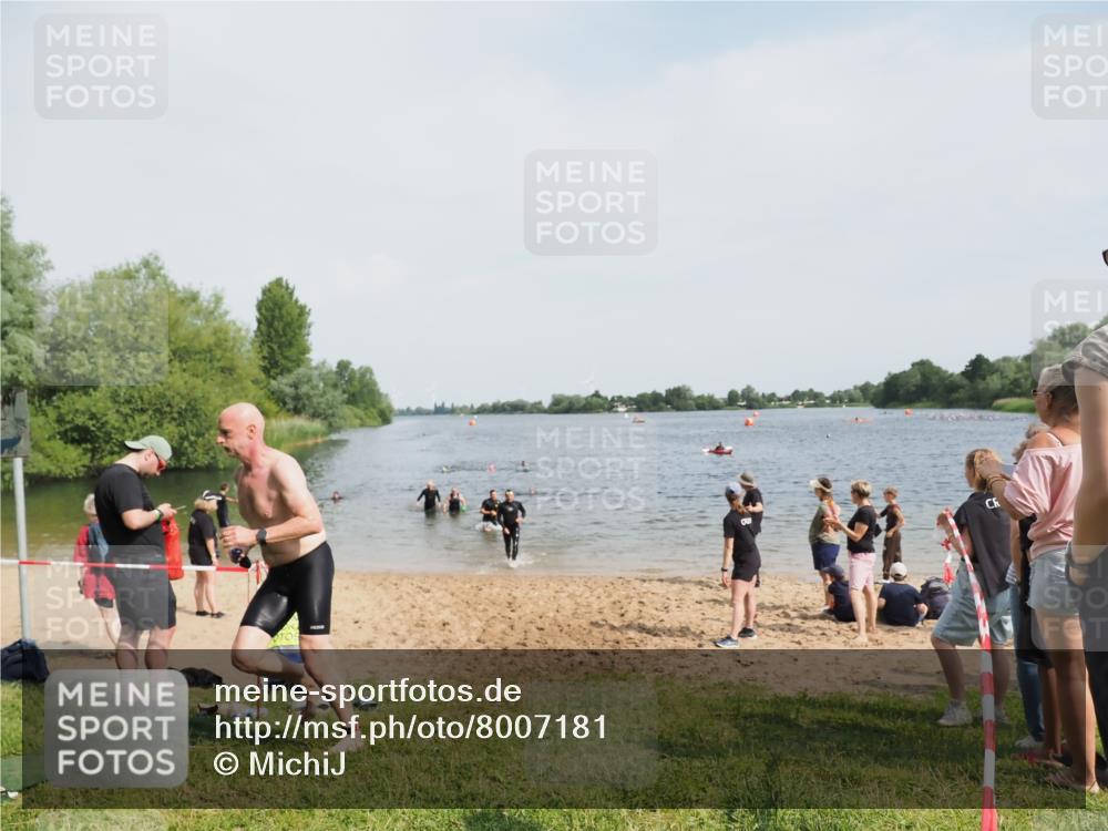 21.06.2025 - 27. Vierlanden-Triathlon MichiJ http://msf.ph/oto/8007181 15.06.2026 10:07:52 Schwimmen 371, 395, 407 meine-sportfotos.de