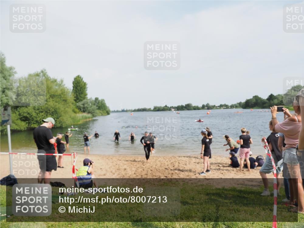 21.06.2025 - 27. Vierlanden-Triathlon MichiJ http://msf.ph/oto/8007213 15.06.2026 10:07:54 Schwimmen 371, 395, 407 meine-sportfotos.de