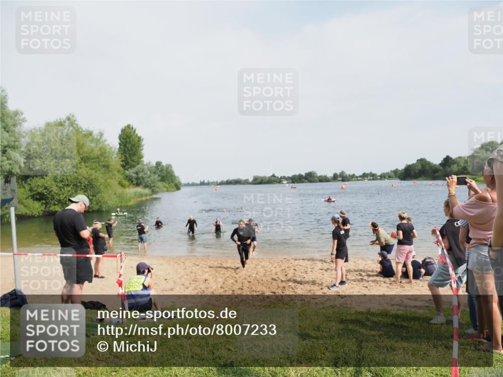 21.06.2025 - 27. Vierlanden-Triathlon MichiJ http://msf.ph/oto/8007233 15.06.2026 10:07:54 Schwimmen 371, 395, 407 meine-sportfotos.de