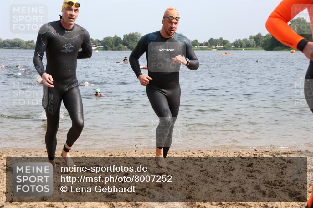 15.06.2025 - 27. Vierlanden-Triathlon Lena Gebhardt http://msf.ph/oto/8007252 15.06.2025 10:05:11 Schwimmen 364, 382, 384, 393, 402, 412, 422 meine-sportfotos.de