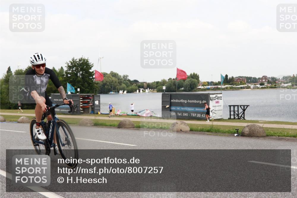 21.06.2025 - 27. Vierlanden-Triathlon H.Heesch http://msf.ph/oto/8007257 15.06.2025 12:08:33 Radfahren 755, 925 meine-sportfotos.de