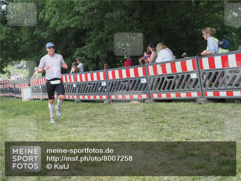 21.06.2025 - 27. Vierlanden-Triathlon KatJ http://msf.ph/oto/8007258 15.06.2025 13:00:43 Ziel 638, 639 meine-sportfotos.de