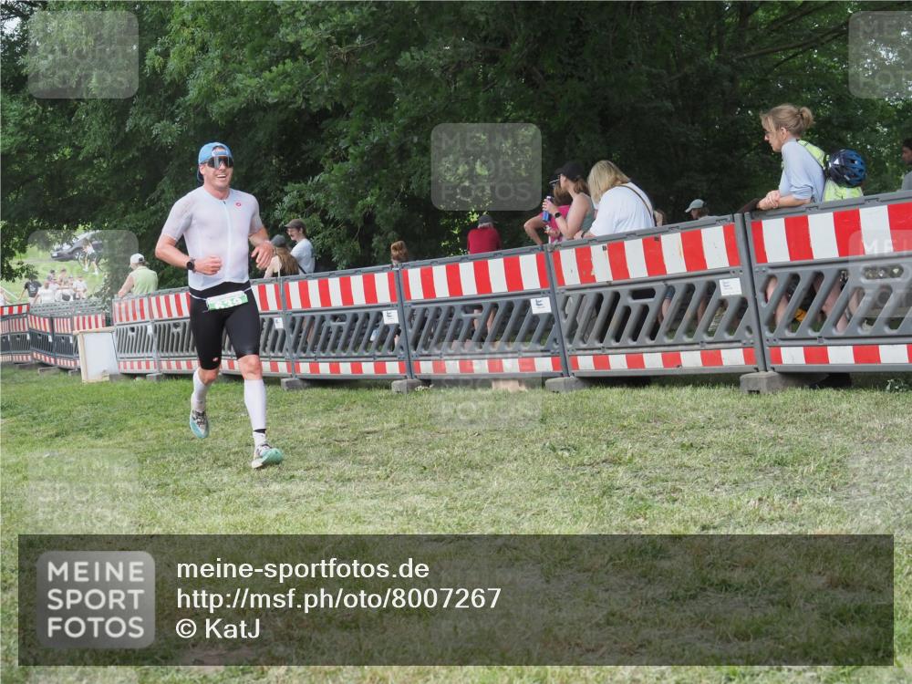 21.06.2025 - 27. Vierlanden-Triathlon KatJ http://msf.ph/oto/8007267 15.06.2025 13:00:43 Ziel 638, 639 meine-sportfotos.de