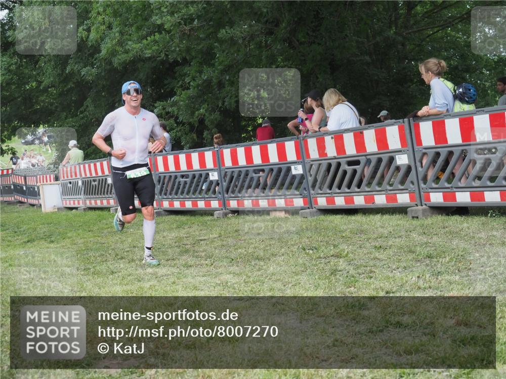 21.06.2025 - 27. Vierlanden-Triathlon KatJ http://msf.ph/oto/8007270 15.06.2025 13:00:43 Ziel 638, 639 meine-sportfotos.de
