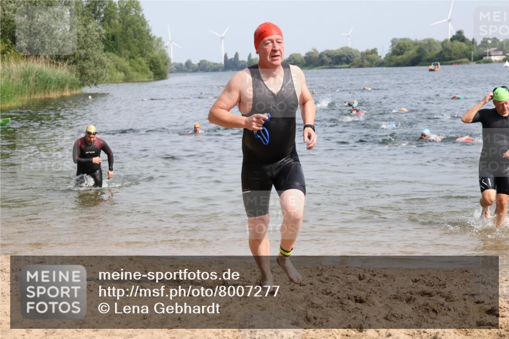 15.06.2025 - 27. Vierlanden-Triathlon Lena Gebhardt http://msf.ph/oto/8007277 15.06.2025 10:05:13 Schwimmen 364, 382, 384, 393, 402, 412, 422 meine-sportfotos.de