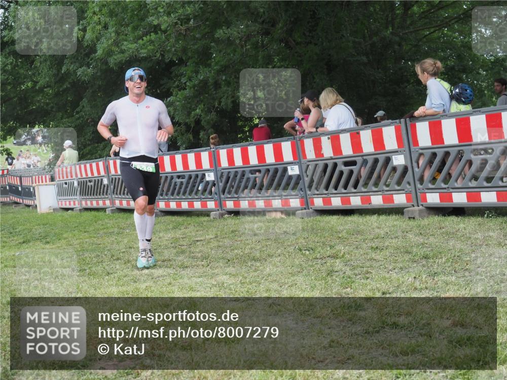 21.06.2025 - 27. Vierlanden-Triathlon KatJ http://msf.ph/oto/8007279 15.06.2025 13:00:43 Ziel 638, 639 meine-sportfotos.de