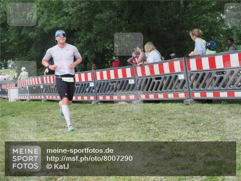 21.06.2025 - 27. Vierlanden-Triathlon KatJ http://msf.ph/oto/8007290 15.06.2025 13:00:43 Ziel 638, 639 meine-sportfotos.de