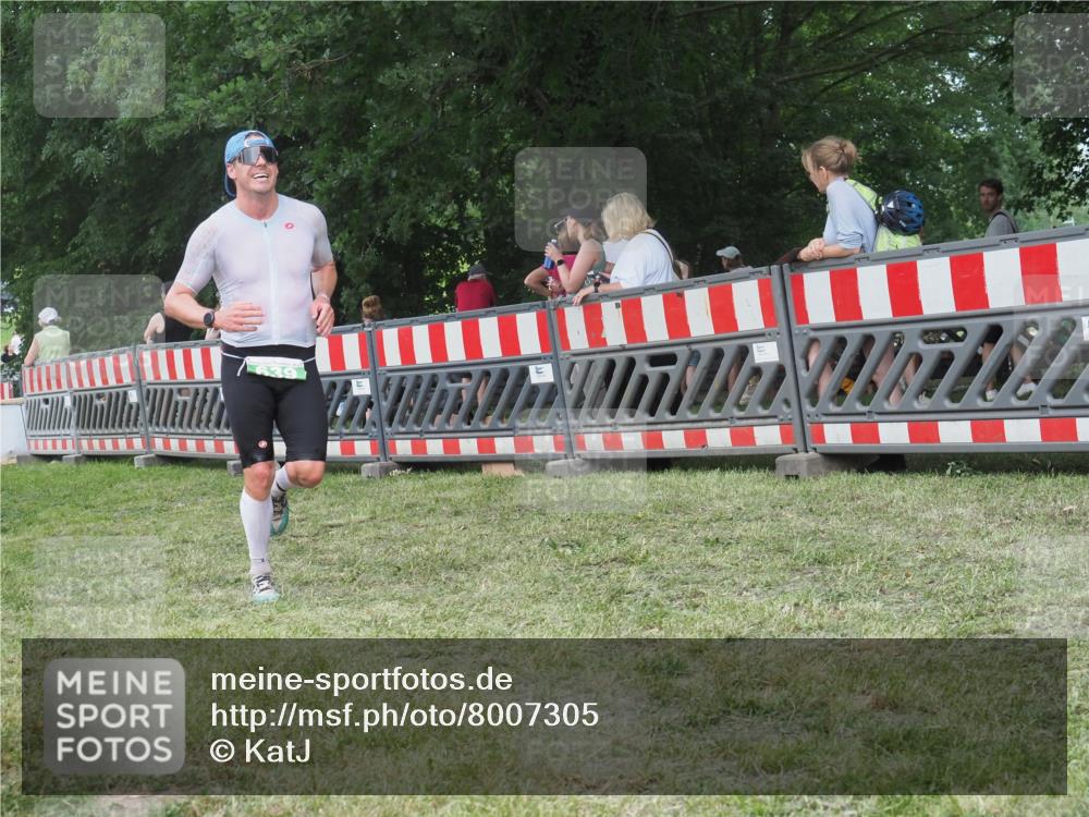 21.06.2025 - 27. Vierlanden-Triathlon KatJ http://msf.ph/oto/8007305 15.06.2025 13:00:43 Ziel 638, 639 meine-sportfotos.de