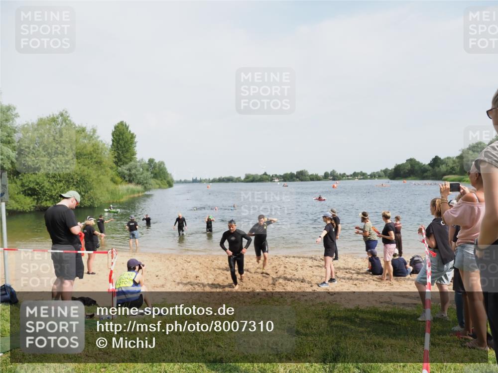 21.06.2025 - 27. Vierlanden-Triathlon MichiJ http://msf.ph/oto/8007310 15.06.2026 10:07:56 Schwimmen 371, 395, 407 meine-sportfotos.de