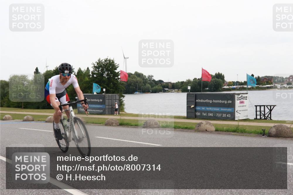 15.06.2025 - 27. Vierlanden-Triathlon H.Heesch http://msf.ph/oto/8007314 15.06.2025 10:42:20 Radfahren 29, 139 meine-sportfotos.de